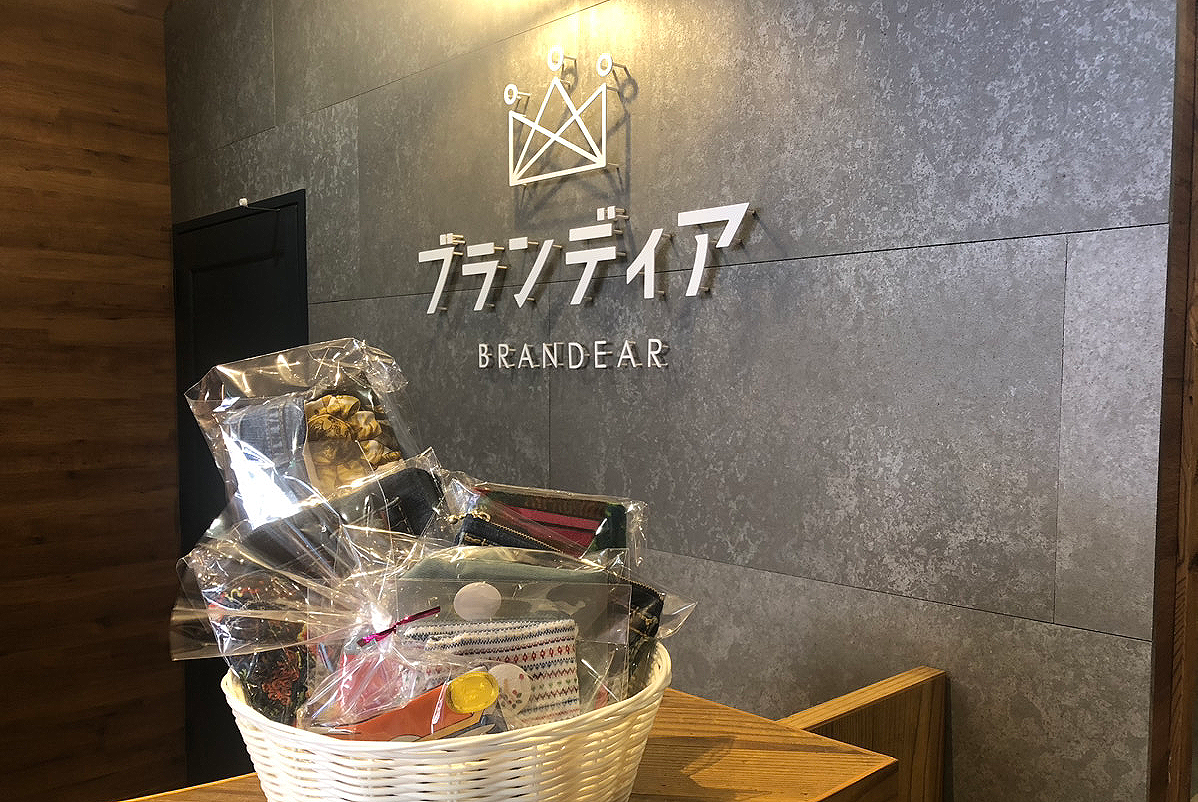 店舗にノベルティをセッティング