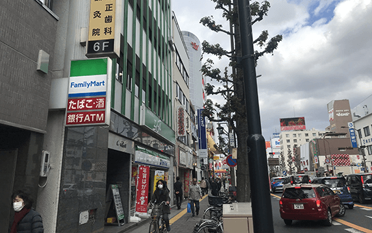 目の前に見えるファミリーマートさん沿いを直進です