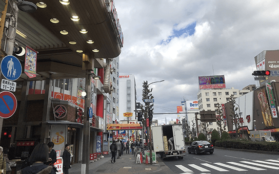 そのまま直進すると万松寺通りの門が左側にあります