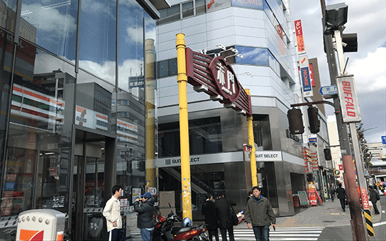 さらに直進してセブンイレブンさんの隣に赤門が見えてきます