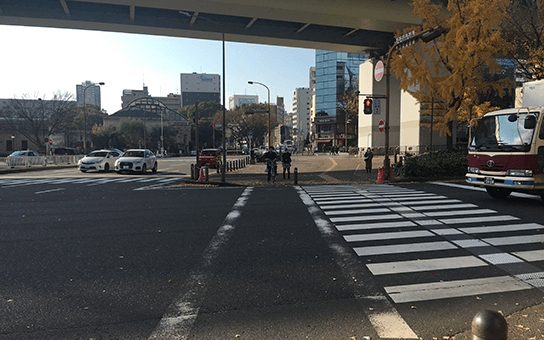 大きな通り(若宮大通)の信号を2つ渡ります