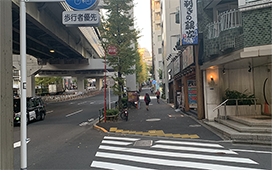 途中の横断歩道も超えて、そのまま直進