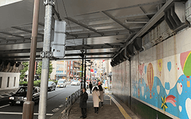 高架下をくぐり、そのまま直進