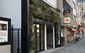 緑で囲まれている1階のお店です