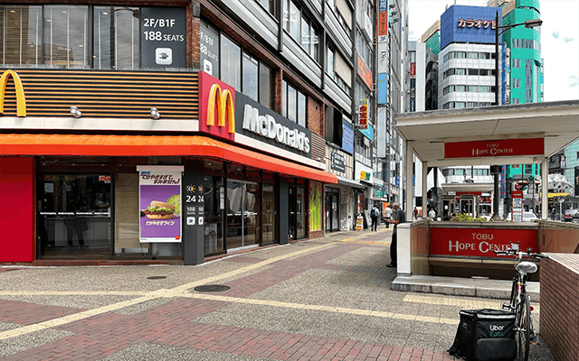 マクドナルドを正面に見て右へ
