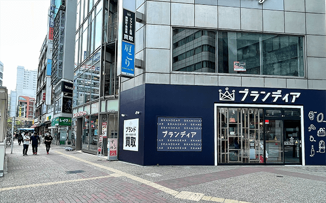 交差点左手1階がお店です