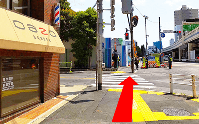 オアゾバーバーを通り過ぎ横断歩道を渡ります。