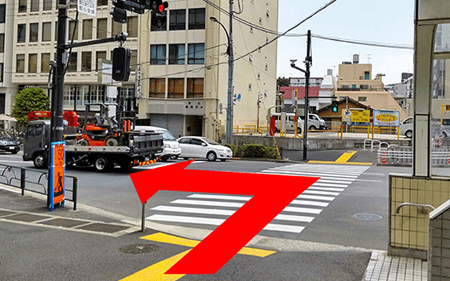 交差点の横断歩道を渡り左に曲がります。