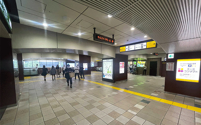 コンコースを進む