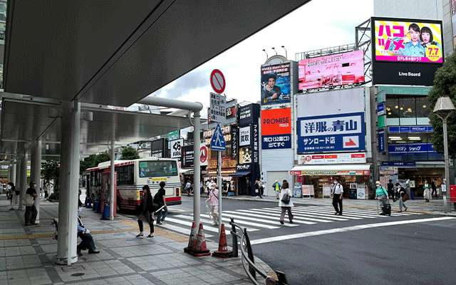 バスターミナルの左手の歩道を渡る
