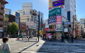 駅構内から出て交差点方面へ