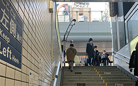 日比谷線六本木駅３番出口の階段を登ったら右へ