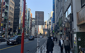 外苑東通りをそのまま道なりに直進
