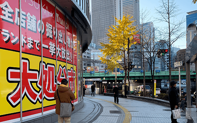 交差点を渡ったら右に曲がり、道なりに進む