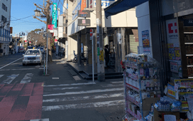 成城スーパーを超えて、はじめの交差点を右へ