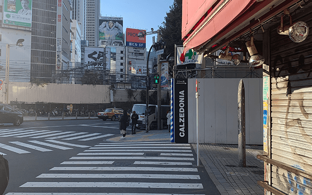 線路沿い（新宿通り）方面へ