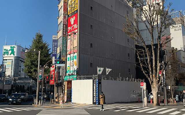 交差点を渡って、線路沿い（新宿通り）方面へ