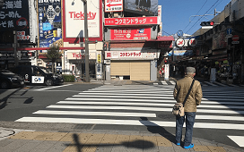 すぐに見える横断歩道を渡り左へ
