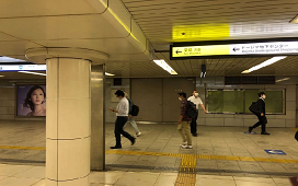 つきあたりを左に曲がり、ドージマ地下センター方向へ進む