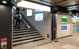 DOTICA「C60」番地上出口(桜橋IMビル方面)を上がり、右の扉を出て直進します