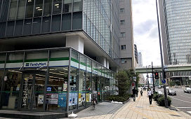 もう少し進むとファミリーマートが見えてきます
