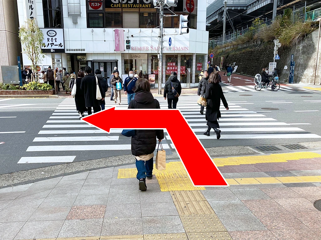 横断歩道を渡って左へ