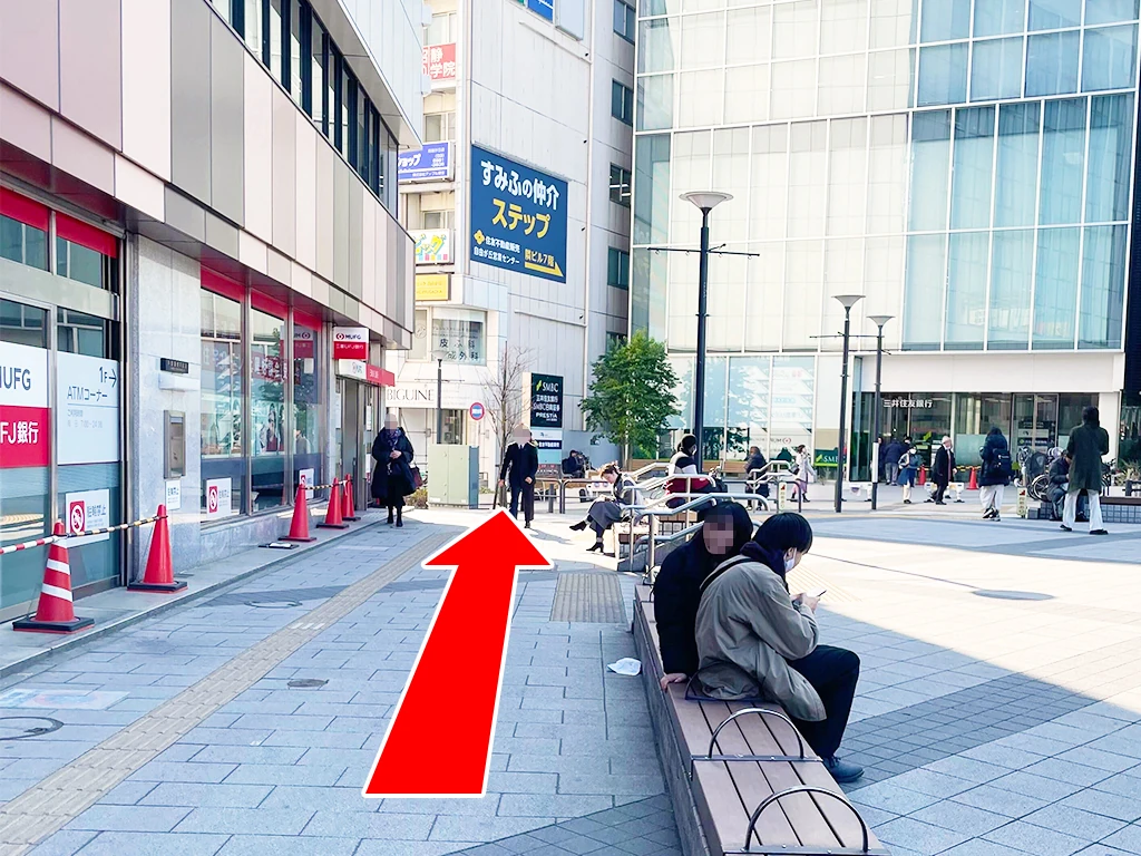 左手に三菱UFJ銀行、正面に三井住友銀行が見えてきます
