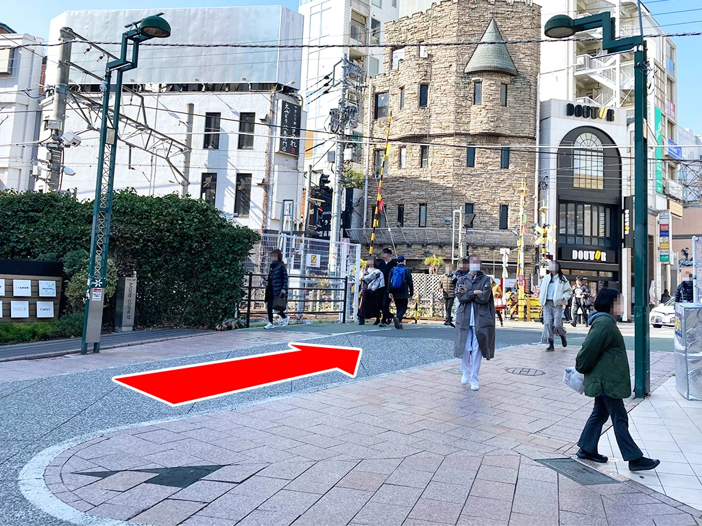 トンネルを抜けたら右に踏切がある