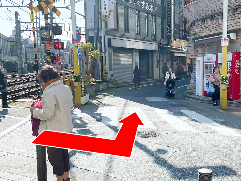 踏切を渡ったら左へ進む