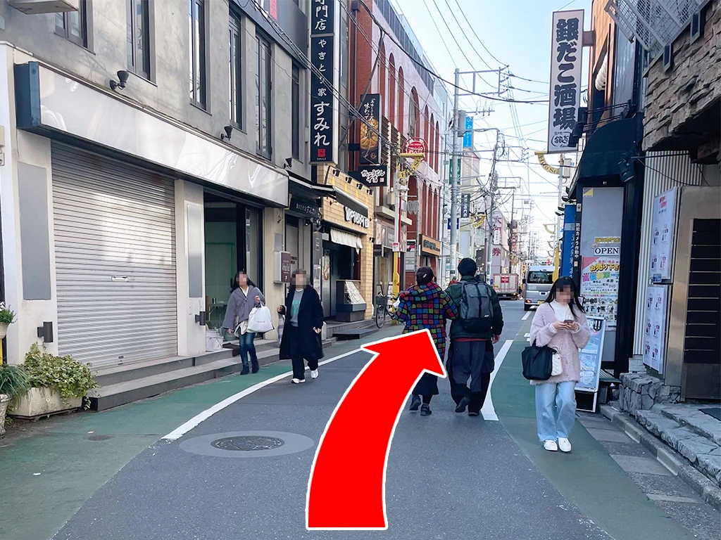 道なりにまっすぐ進む